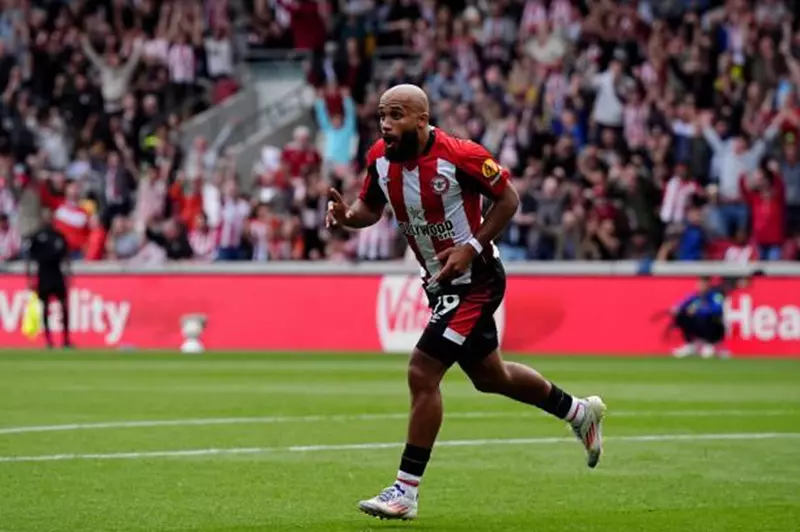 احتفال مبيومو نجم برينتفورد